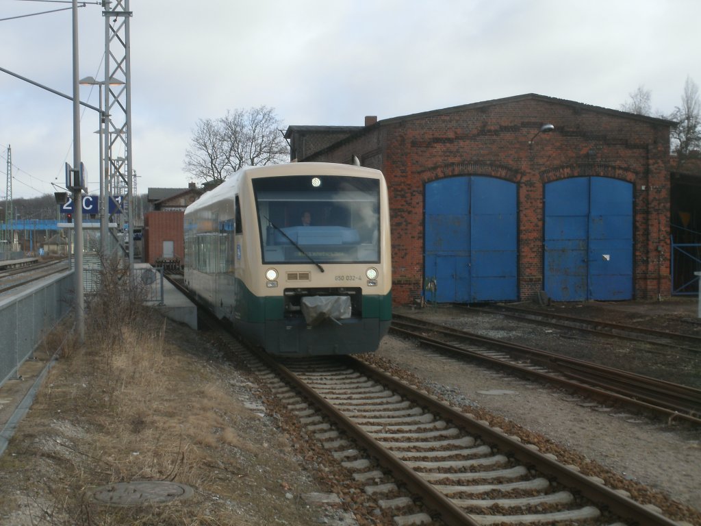 PRESS VT650 032 hat in Bergen/Rgen auf Anschlureisende am 05.Mrz 2011 gewartet,nun ging es nach Lauterbach Mole.