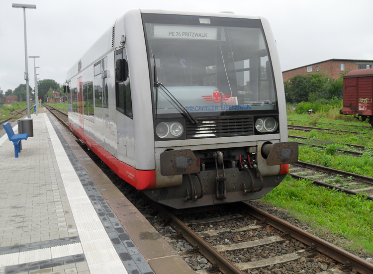 Prignitzer Eisenbahn VT 504 005-0 als PEG80172 von Pritzwalk nach Meyenburg kurz nach der Ankunft um 10.04 Uhr im Bahnhof Meyenburg.(15.08.0)