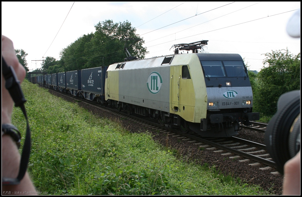 RAN ES 64 F-901 / 152 196 kommt und ist ein begehrtes Objekt in Ahlten, 24.06.2010