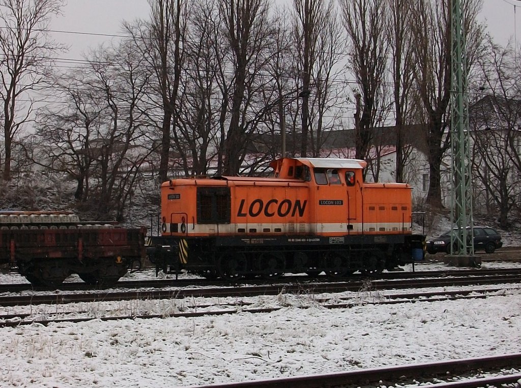 Rangierarbeiten am 24.November 2010 erledigte LOCON-102 in Bergen/Rgen.