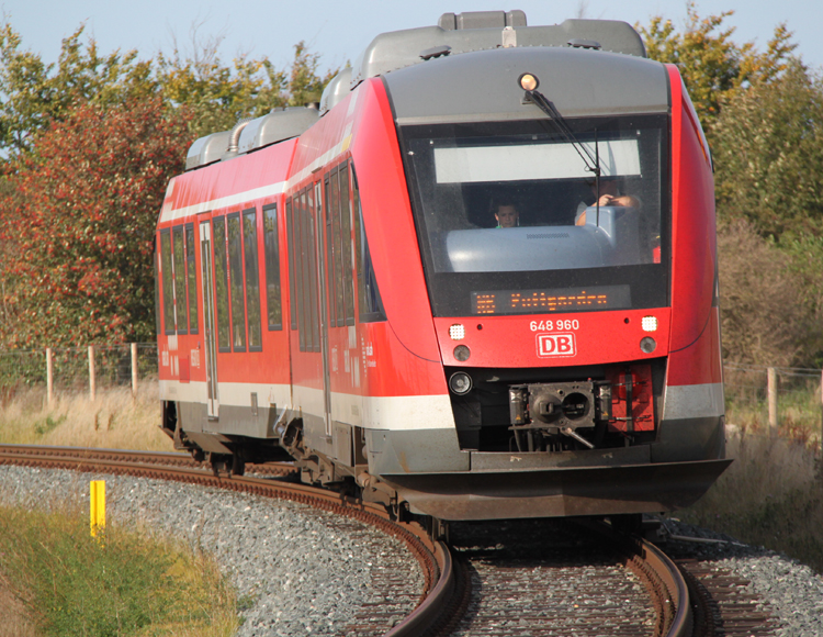 RB 21796 von Lbeck Hbf nach Puttgarden bei der Einfahrt im Bahnhof Fehmarn-Burg.04.10.2011