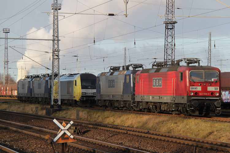 RBH109(143 936-39+RBH 110(143 084-2)+ER20-006+RBH 103(143 041-2)
+RBH 120(143 079-2)abgestellt in Hhe Haltepunkt Rostock-Dierkow.21.12.2011