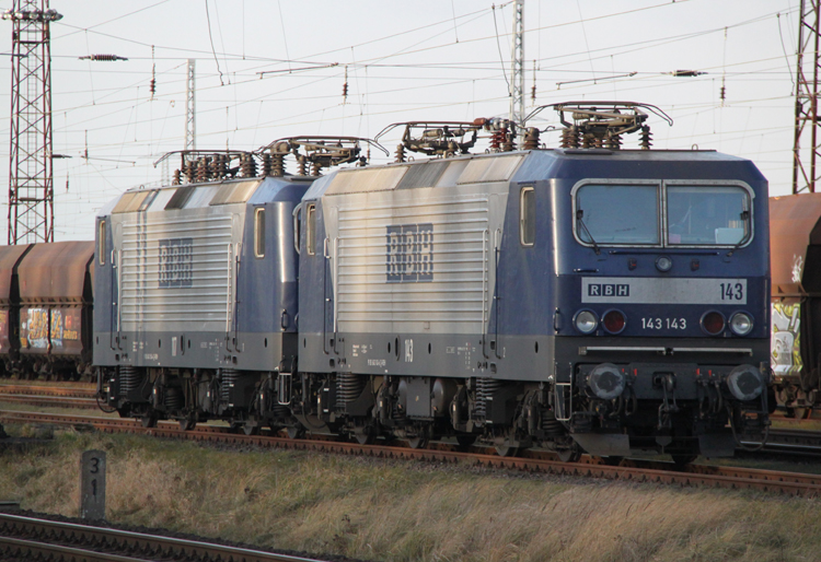 RBH143(143 143-6)+RB117(143 554-4)abgestellt in Hhe Hp Rostock-Dierkow.04.01.2012