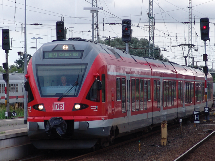 RE 33214 von Sassnitz Richtung Rostock Hbf bei der Einfahrt im Bahnhof Stralsund.Gru an den Tf den ich an diesem Tag 2x fotografiert habe.(28.08.10)