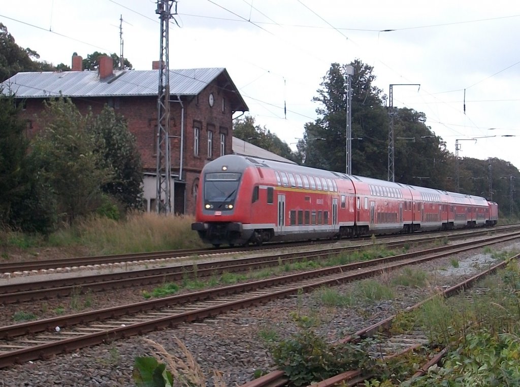 RE Elsterwerda-Stralsund am 20.September 2010 bei der Vorbeifahrt am alten Bahnhofsgebude von Miltzow.