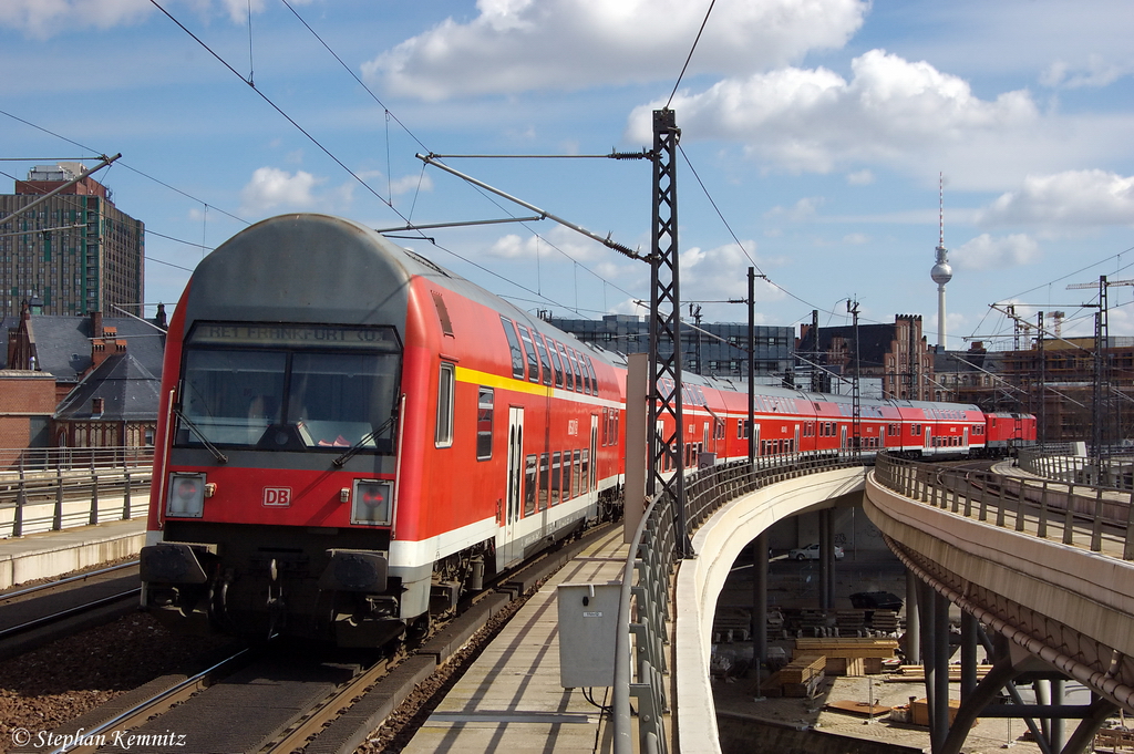RE1 (RE 18179) von Berlin-Charlottenburg nach Frankfurt(Oder), verlsst hier den Berliner Hbf und gezogen hatte die 114 034-2. 01.04.2012
