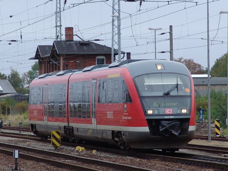 RE8 von Tessin Richtung Wismar bei der Einfahrt im Rostocker Hbf(25.09.10)