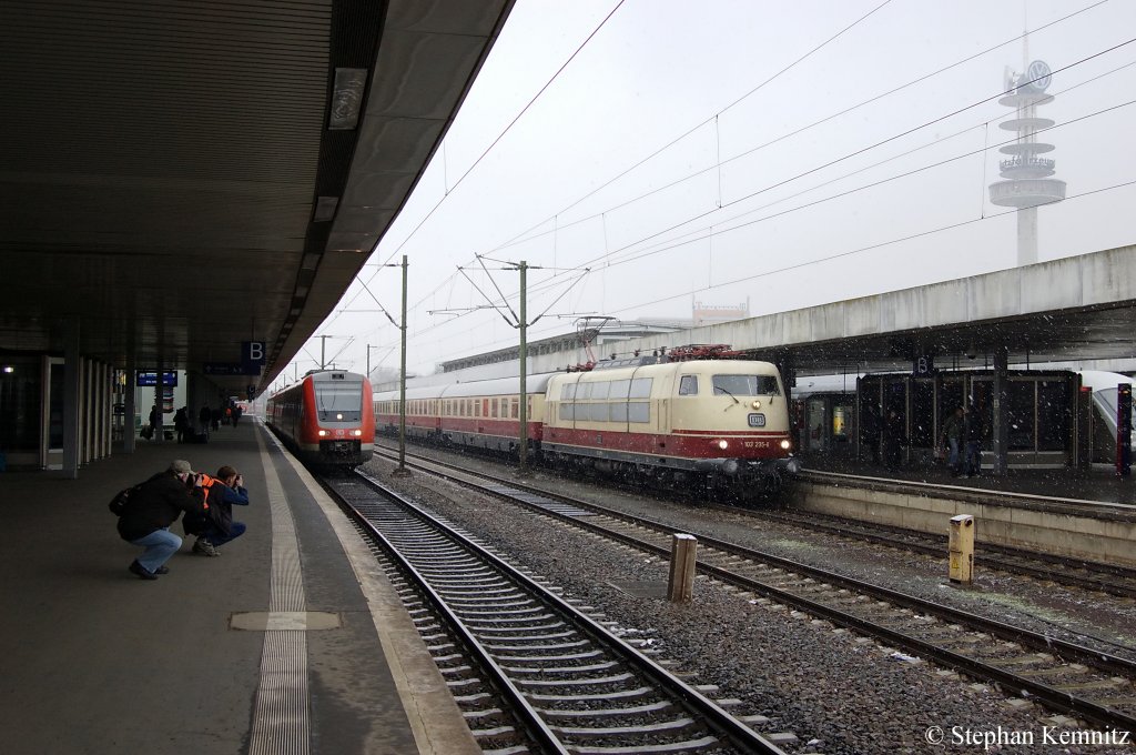Rechts auf Gleis 9 die 103 235-8 mit dem D 91300 von Hildesheim nach Chemnitz und Links auf Gleis 8 das 612er Doppel bestehend aus der 612 009/509 und 612 010/510 die als RE (RE 3608) aus Halle(Saale)Hbf in Hannover ankamen. 26.11.2010