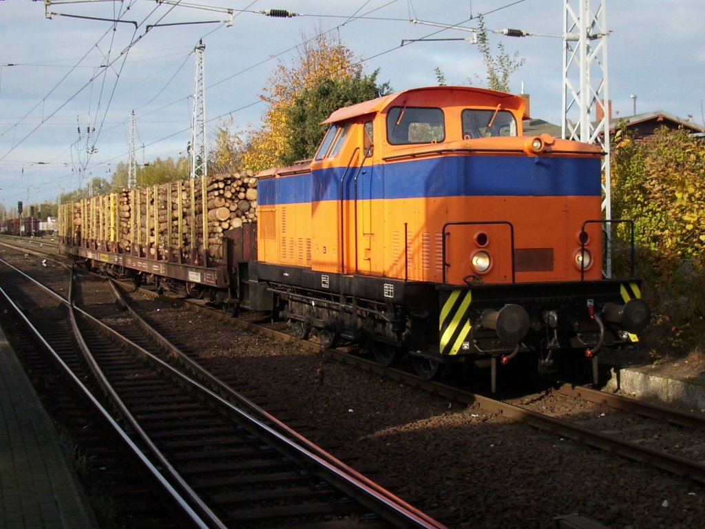 RFH-Lok V60 Nr.1 beim Zusammenstellen der Holzwagen nach Niedergrne am 31.Oktober 2010 in Rostock Bramow.