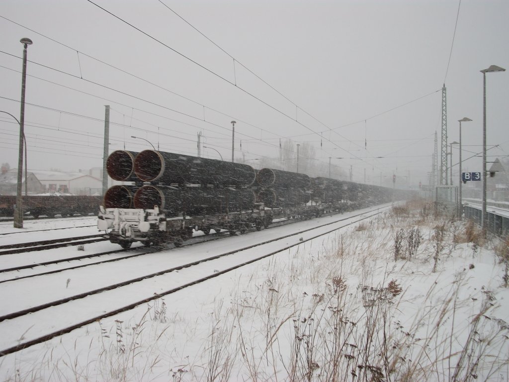 Rhrenzug Mhlheim-Mukran am 09.Dezember 2010 bei heftigen Schneefall bei der Durchfahrt durch Bergen/Rgen.