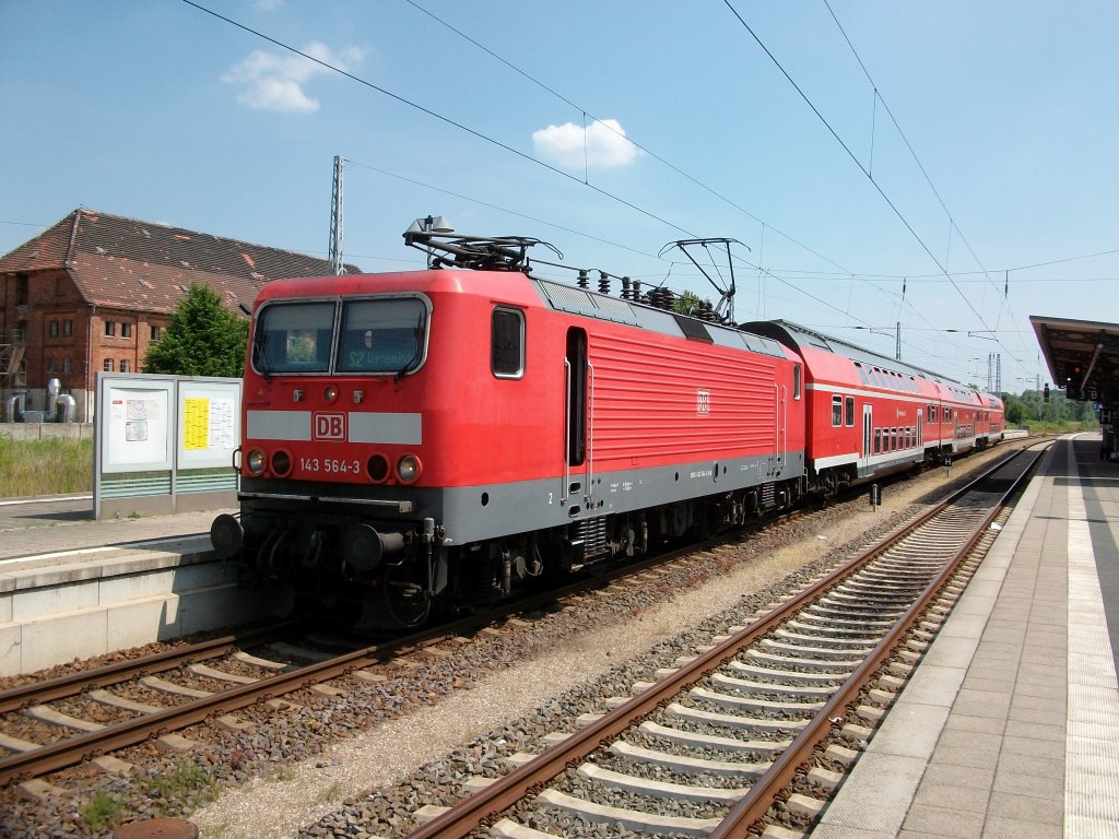 Rostocker S-Bahn S1 Gstrow-Warnemnde mit 143 564 am 03.Juli 2010 in Gstrow.