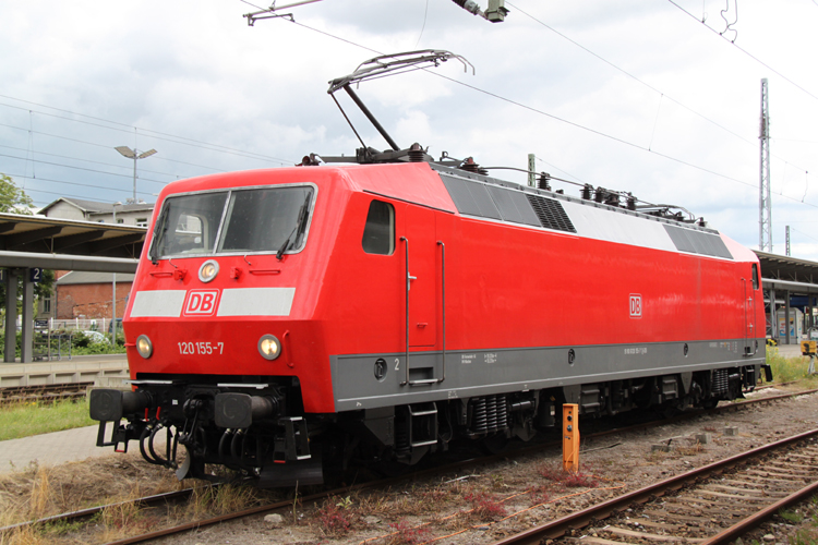Sauber und frisch lackiert stand 120 155-7 im Rostocker Hbf.(20.06.2011)