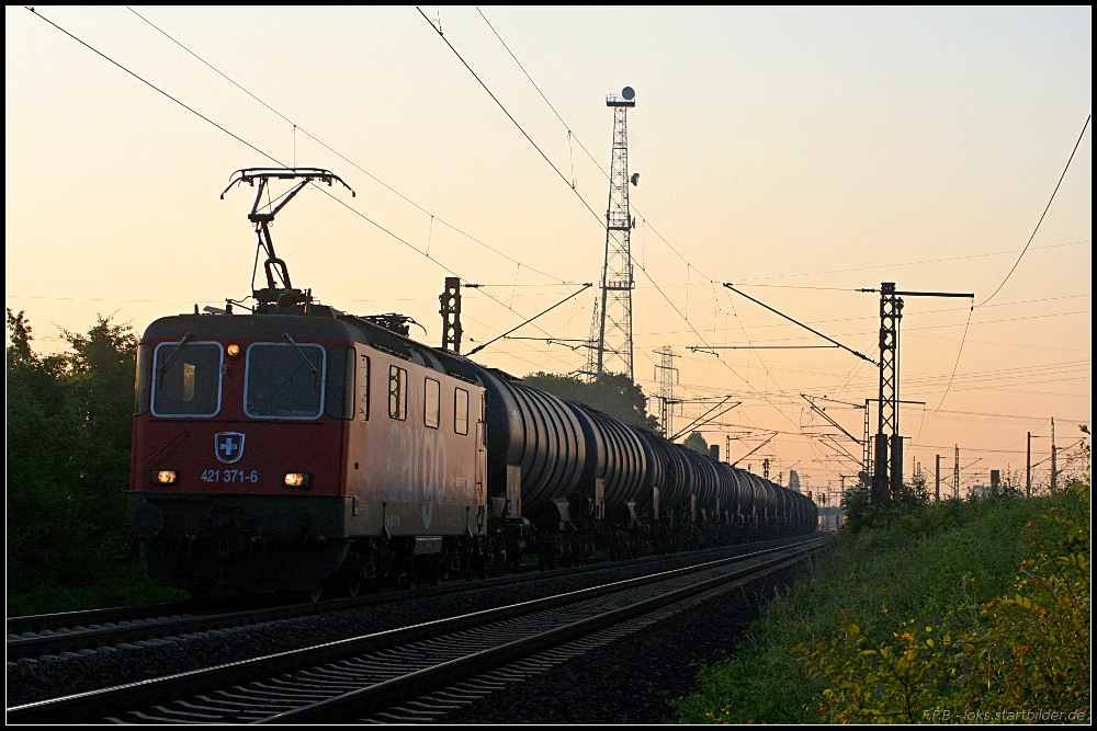 SBB cargo 421 371-6 am frhen Morgen mit Kesselzug Richtung Hannover (gesehen Lehrte-Ahlten b. Hannover 24.06.2010)
