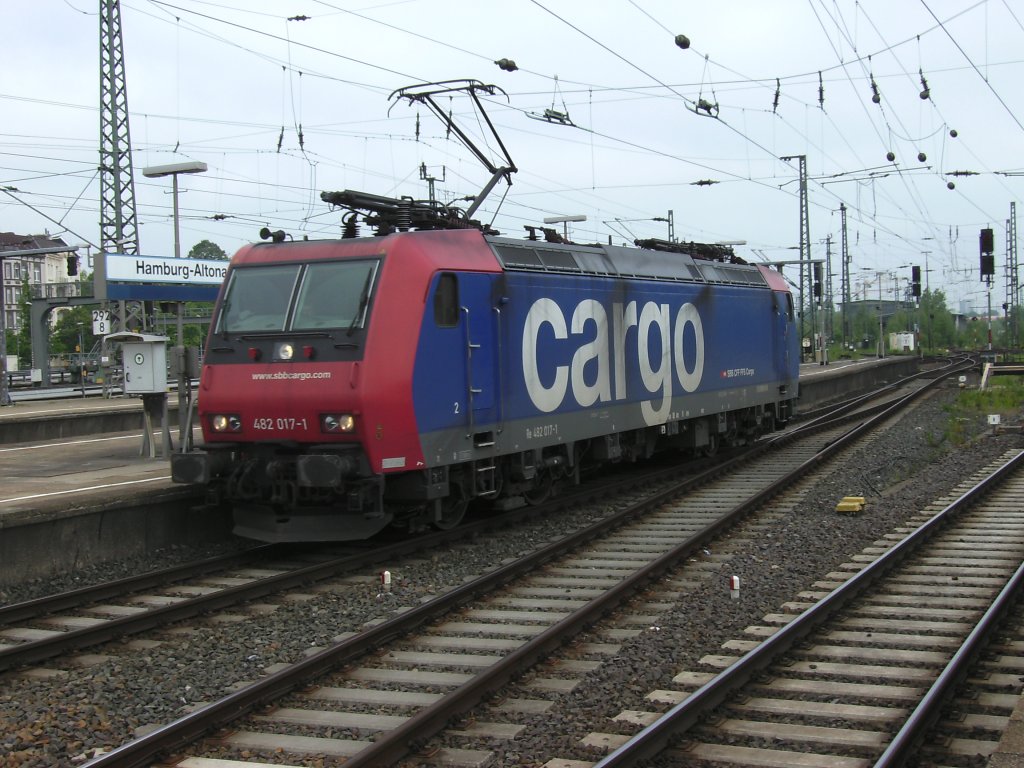 SBB-Cargo 482 017-1 unterwegs am 05.Juni 2010 in Hamburg Altona.