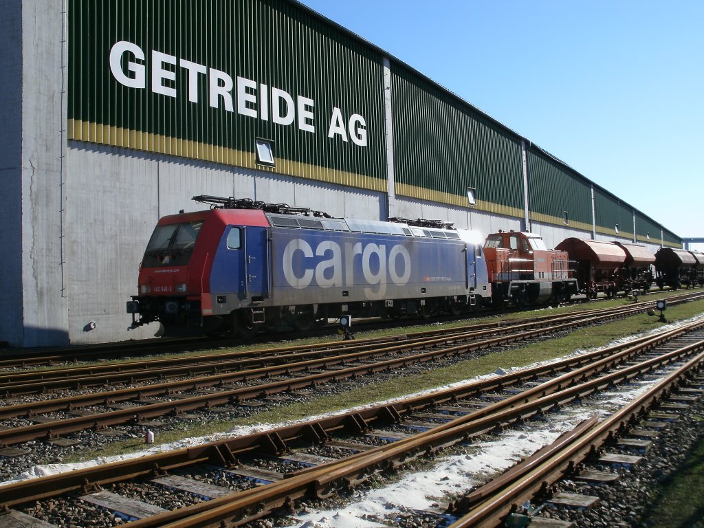 SBB-Cargo 482 040 und LOCON-213 neben dem Getreidespeicher im Stralsunder Nordhafen am 12.Februar 2011.