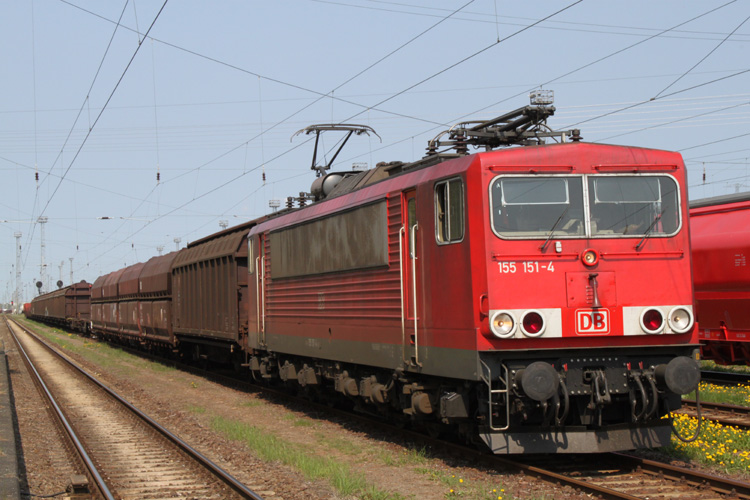 Schadwagenzug mit 155 151-4 kurz vor der Ausfahrt im Bahnhof Rostock-Seehafen Ziel des Zuges war Eberswalde.(29.04.2011)