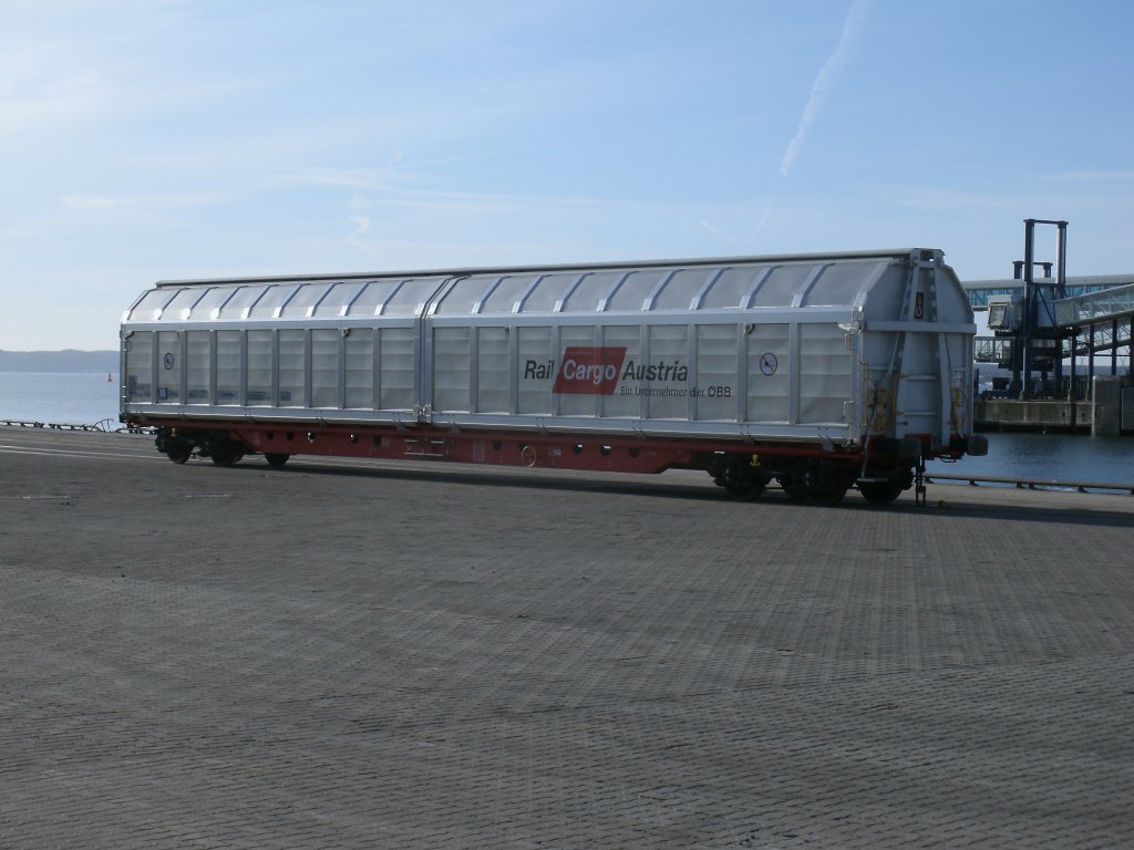 Schiebewandwagen Habbiins 31 81 2743 375-9 am 03.Mrz 2012 im Hafen von Mukran.