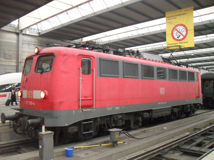 Schne Seitenaufnahme von 115 198-4 im Bahnhof Mnchen.(11.08.10)