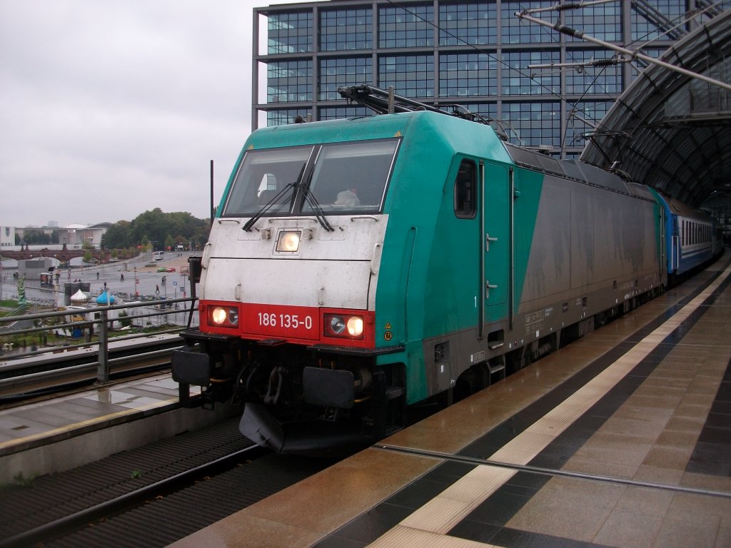 Schon ein mu ist es in Berlin den Russenzug nach Kiew mit Kurswagen nach Saratow zufotografieren.Am 16.Oktober 2010 bespannte 186 135 den Zug bis Frankfurt/Oder als dieser im Berliner Hbf hielt.