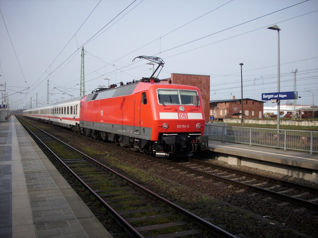 Schon wieder zwei Jahre zurck liegt die Aufnahme zurck,als 120 154 mit dem IC Binz-Dsseldorf in Bergen/Rgen am 06.Juli 2008 hielt.