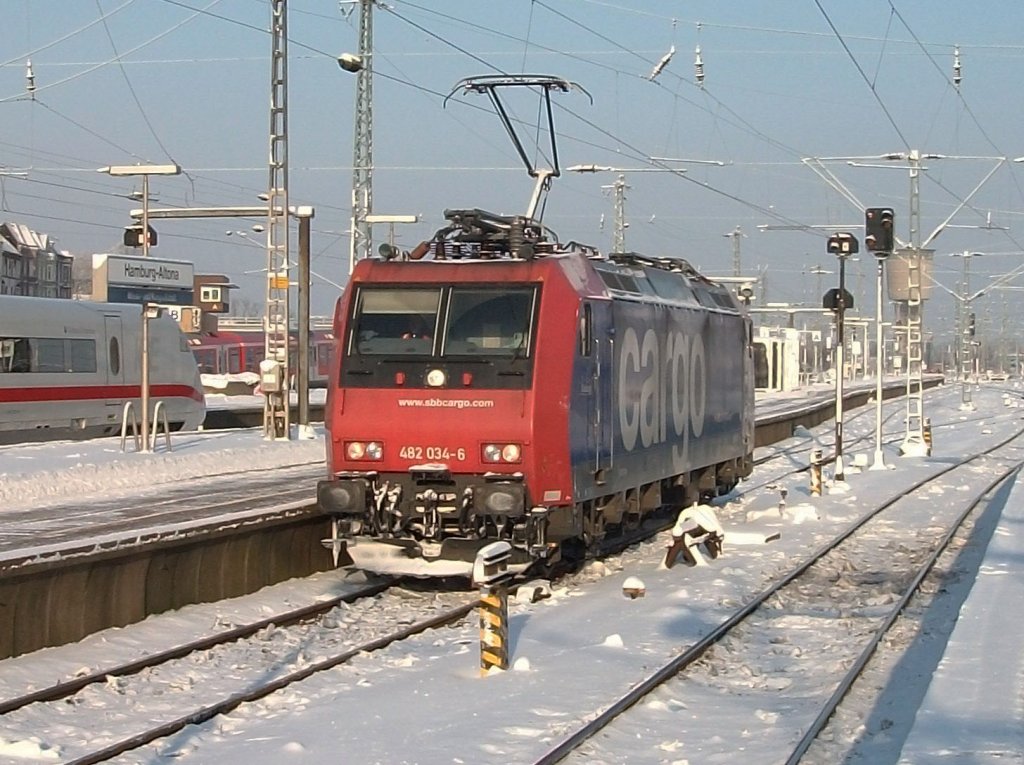 Schweizer Re482 034 am 18.Dezember 2010 im eisigen Hamburg Altona.