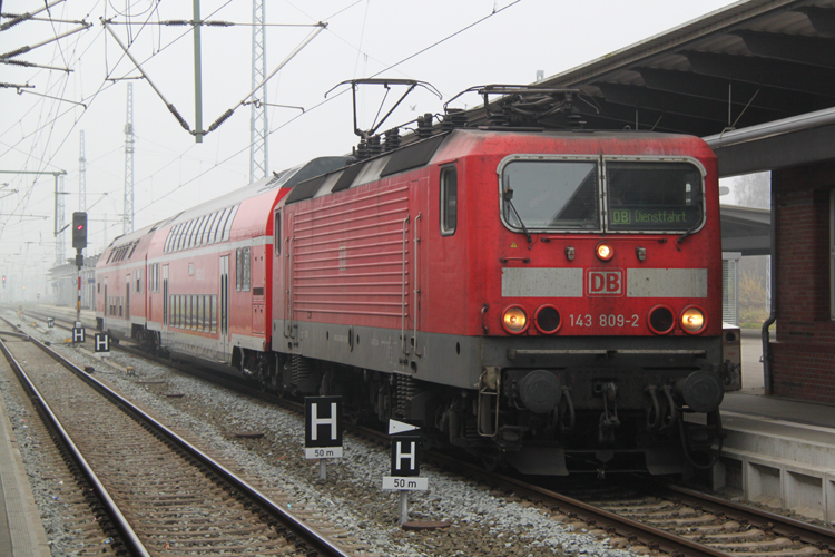schwer zu ziehen hatte 143 809-2 als Sie mit 2xDosto-Wagen als Pbz von Cottbus/Berlin nach Rostock Hbf kam.09.11.2011