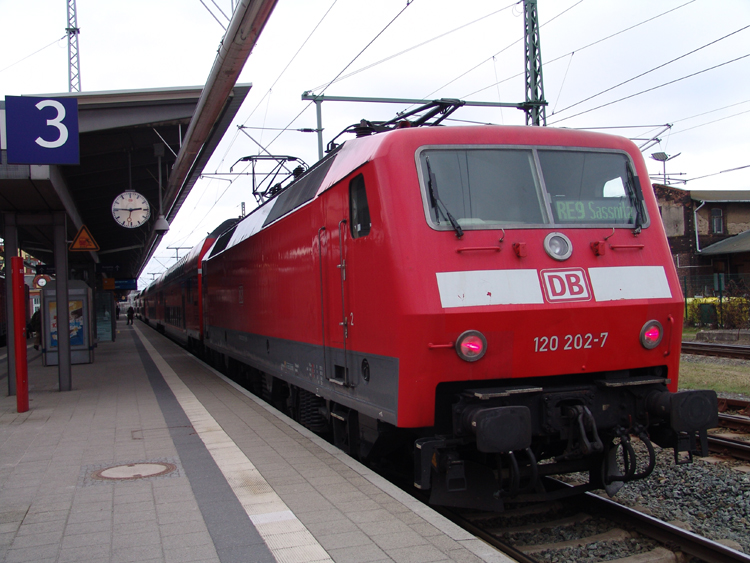 So muss der RE9 aussehen 120 202-7 mit RE 13013 von Rostock Hbf Richtung Sassnitz kurz nach der Bereitstellung im Rostocker Hbf(19.02.2011)