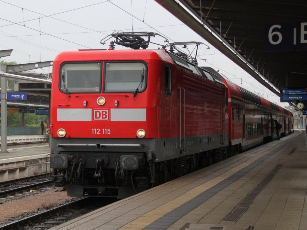 statt 120.2 fuhr am 14.07.2012 112 115-1 den RE 4314 von Rostock Hbf nach Hamburg Hbf kurz vor der Ausfahrt im Rostocker Hbf.