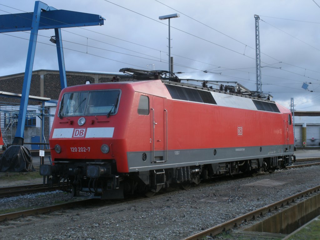 Statt mit den HanseExpress von und nach Hamburg unterwegs zusein stand 120 202,am 17.Dezember 2011,im Bh Rostock.