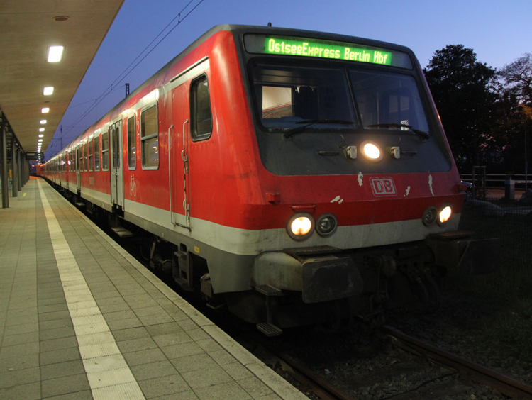 Steuerwagen Bauart Wittenberge als RE18591 Warnemnde-Berlin im Bahnhof Warnemnde.23.10.2011