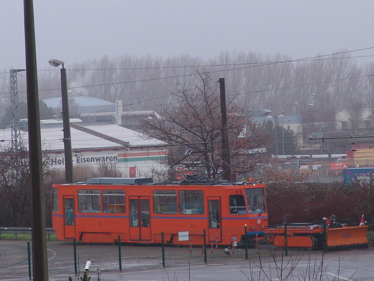 Tatra T6 Wagen 551 als Arbeitstram stand am 22.01.2011 auf dem Gelnde der Rostock-Straenbahn AG agestellt.
