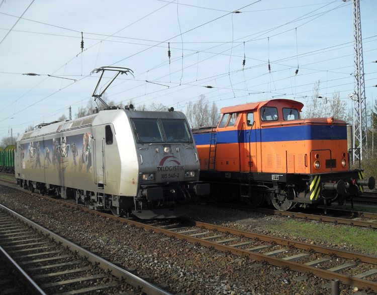 Treffen im Bahnhof Rostock-Bramow link´s 185 540-2 von TXLogistik und recht´s die schne V60 vom Rostocker Fracht und Fischereihafen.(07.04.2011)