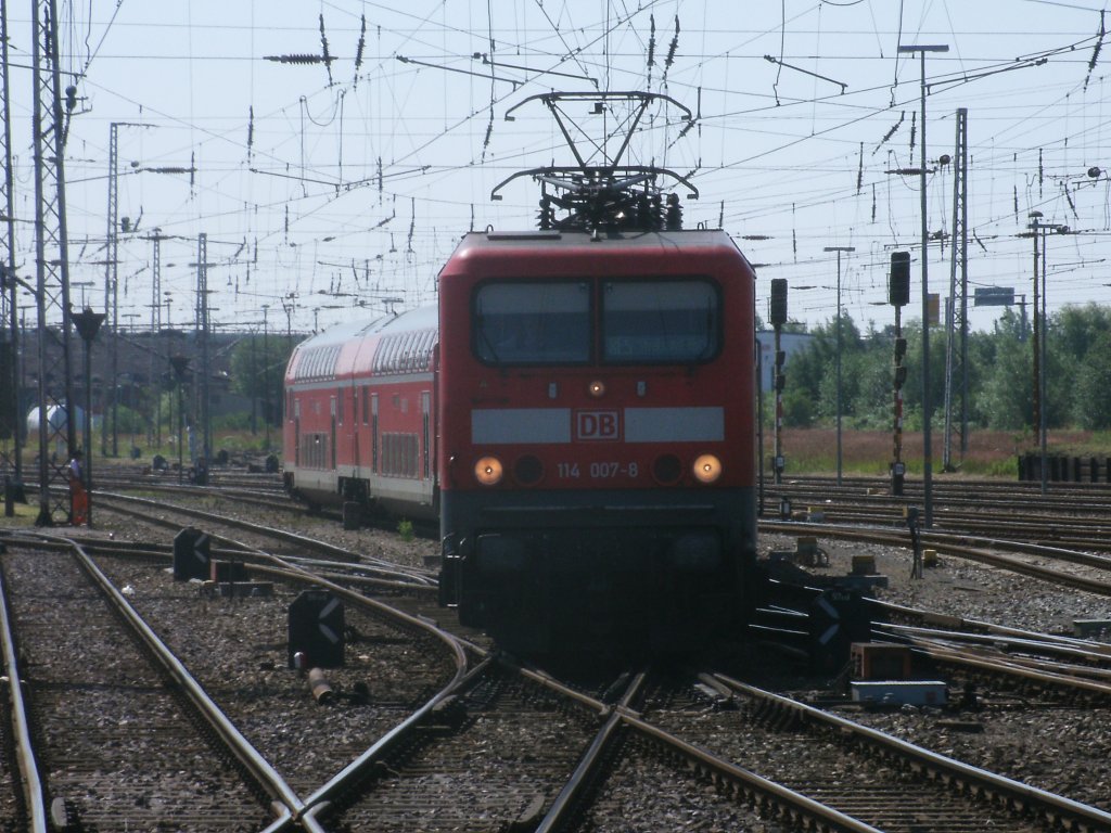 ber die letzten Weichen fuhr 114 007,am 16.Juli 2011,mit dem RE 18506 aus Falkenberg in den Zielbahnhof Stralsund.