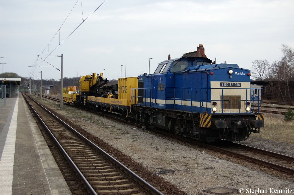 V 100-SP-006 Marieke (203 006-6) mit Spitzke eignenden Bauzug in Rathenow. 03.04.2011