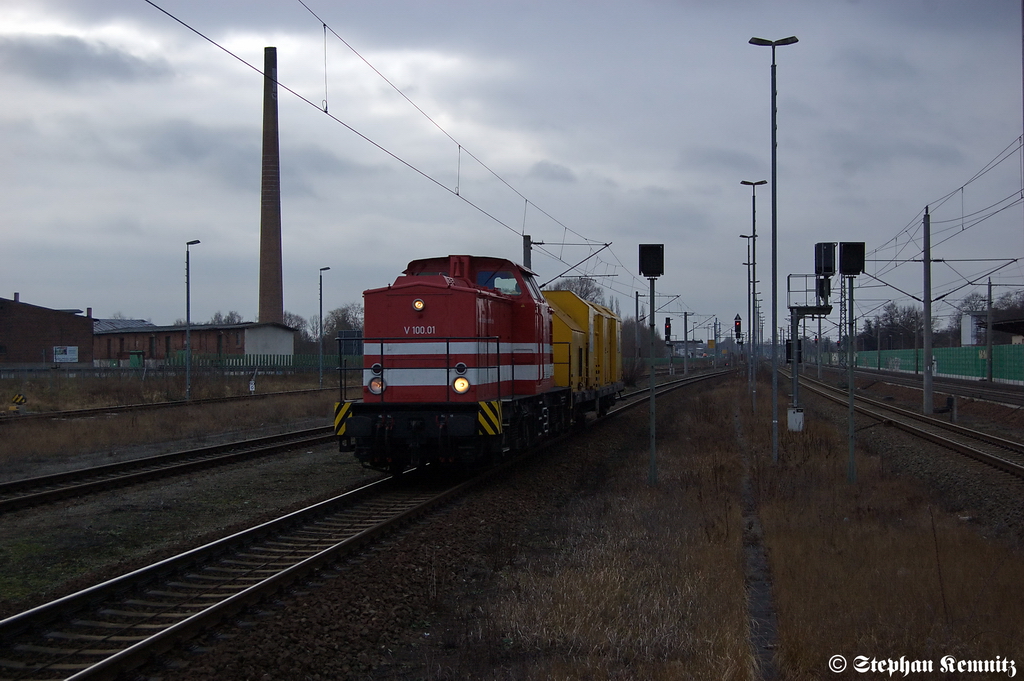 V 100.01 (203 213-4) ex DR (112 573-1) der HGB - Hessische Gterbahn GmbH in Rathenow Richtung Wustermark unterwegs. 17.01.2012