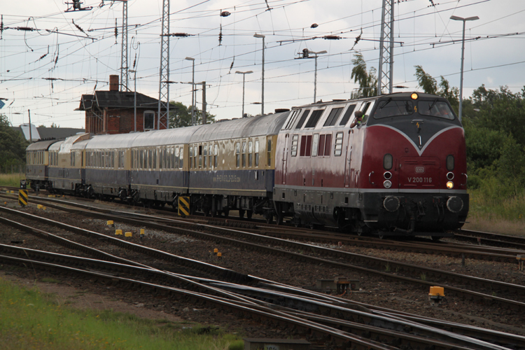 V 200 116 mit Nostalgie-Ostsee-Express abgestellt im Rostocker Hbf.(24.06.2011)