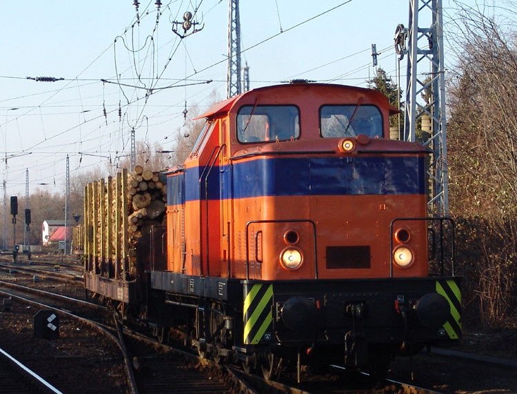 V60 der Firma RFH(Rostocker Fischereihafen)stellt den Holzzug nach Stendal-Niedergrne im Bahnhof WRB bereit.(26.02.2011)