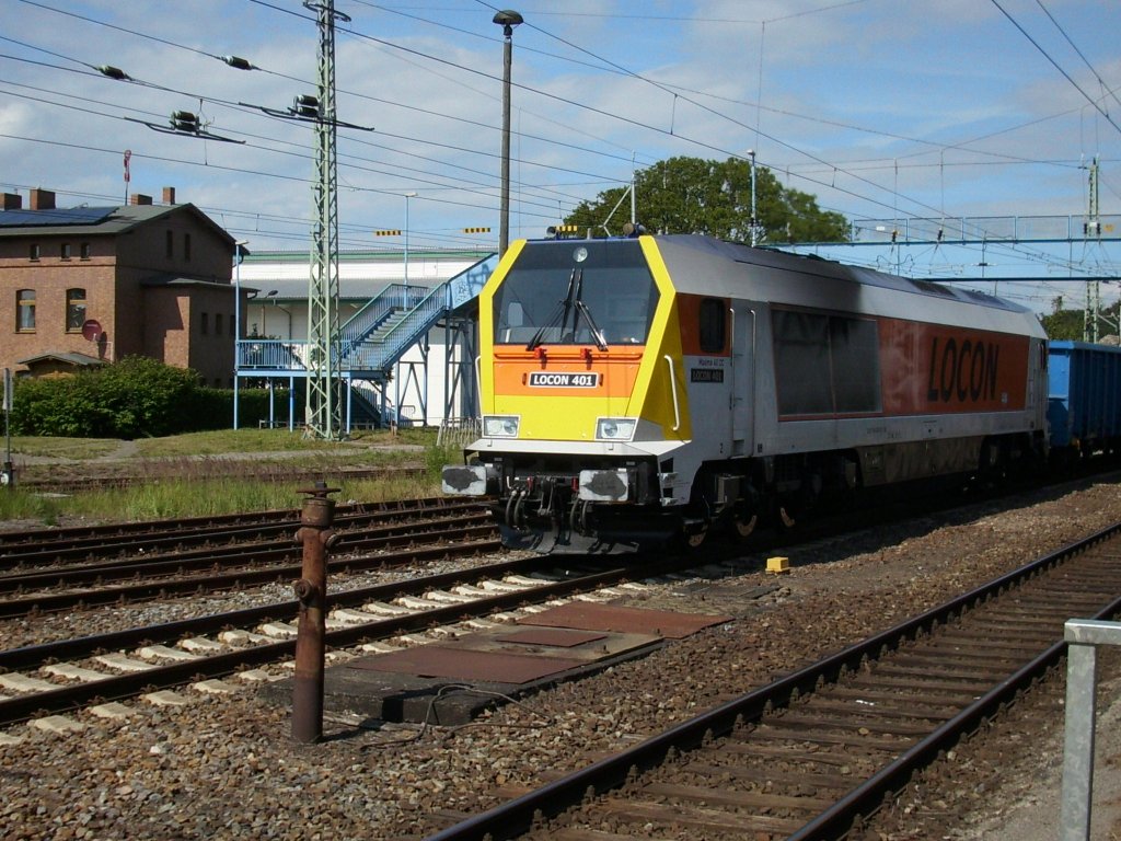 Voith Maxima trgt bei Locon die Nummer 401 als Diese mit dem Kreidezug von Klementelvitz am 12.Juli 2009 durch Bergen/Rgen durchfahren kam.