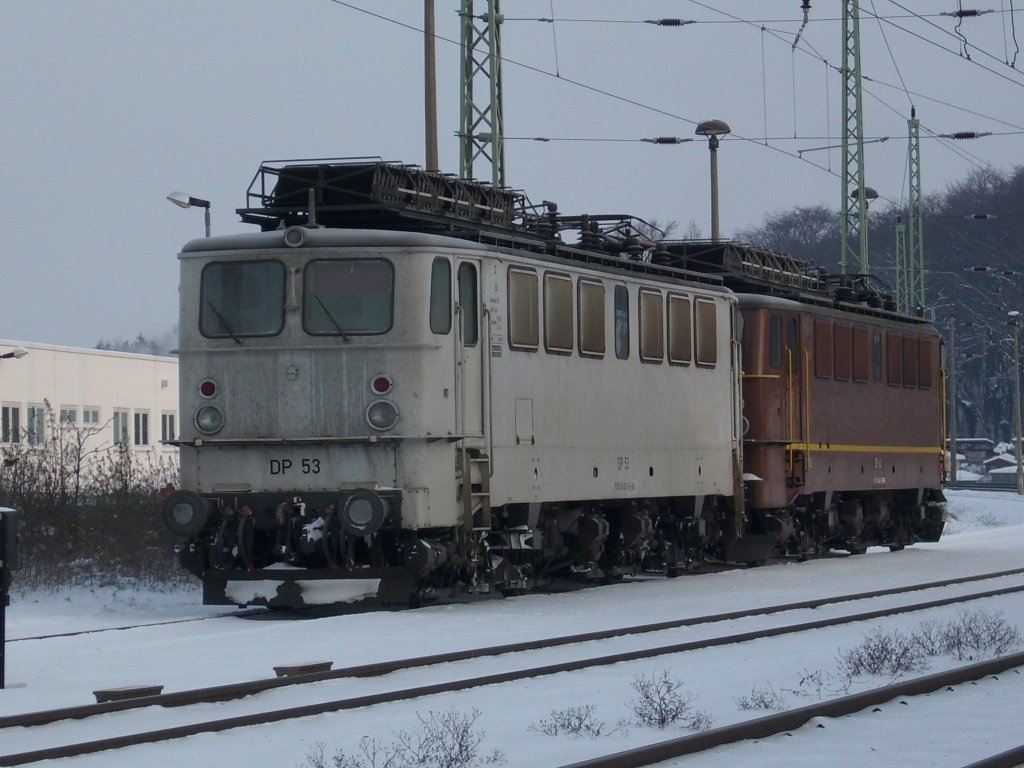 WAB-Loks 53 und 62 am 20.Dezember 2009 im verschneiten Bahnhof von Bergen/Rgen.