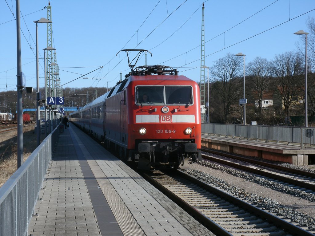 Wegen einer Umleitung gab es fr IC 2213 Binz-Stuttgart,am 26.Februar 2012,den 120 159-9 zog,keinen Halt in Bremen.Aufnahme bei der Ankunft in Bergen/Rgen.