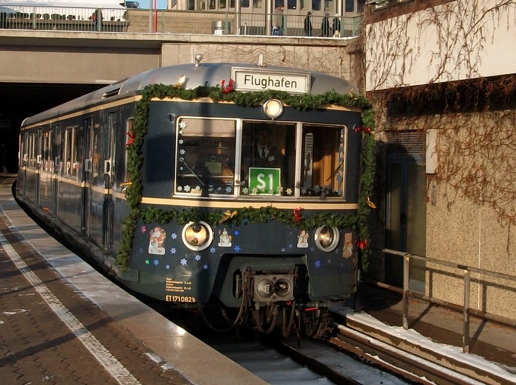 Weihnachtssonderzug von Blankenese zum Hamburger Flughafen am 18.Dezember 2010 wurde gefahren vom historischen Triebwagen ET 171 082.