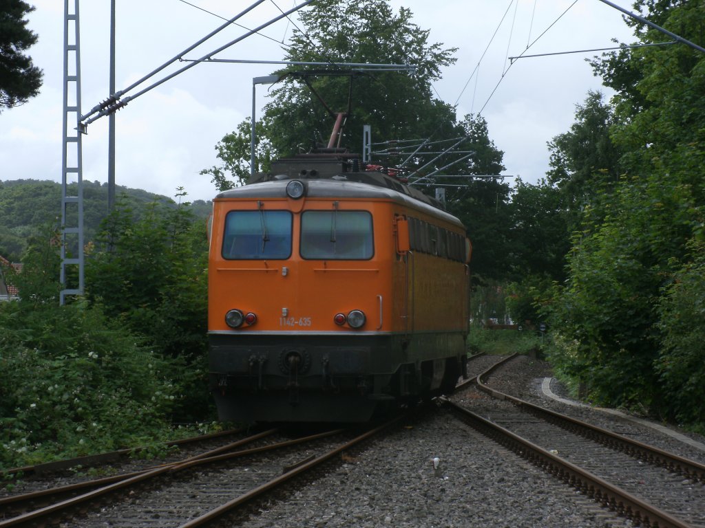 Wenige Meter vor dem Streckenende in Binz wechselte 1142 635-3,am 30.Juni 2013,die Richtung.