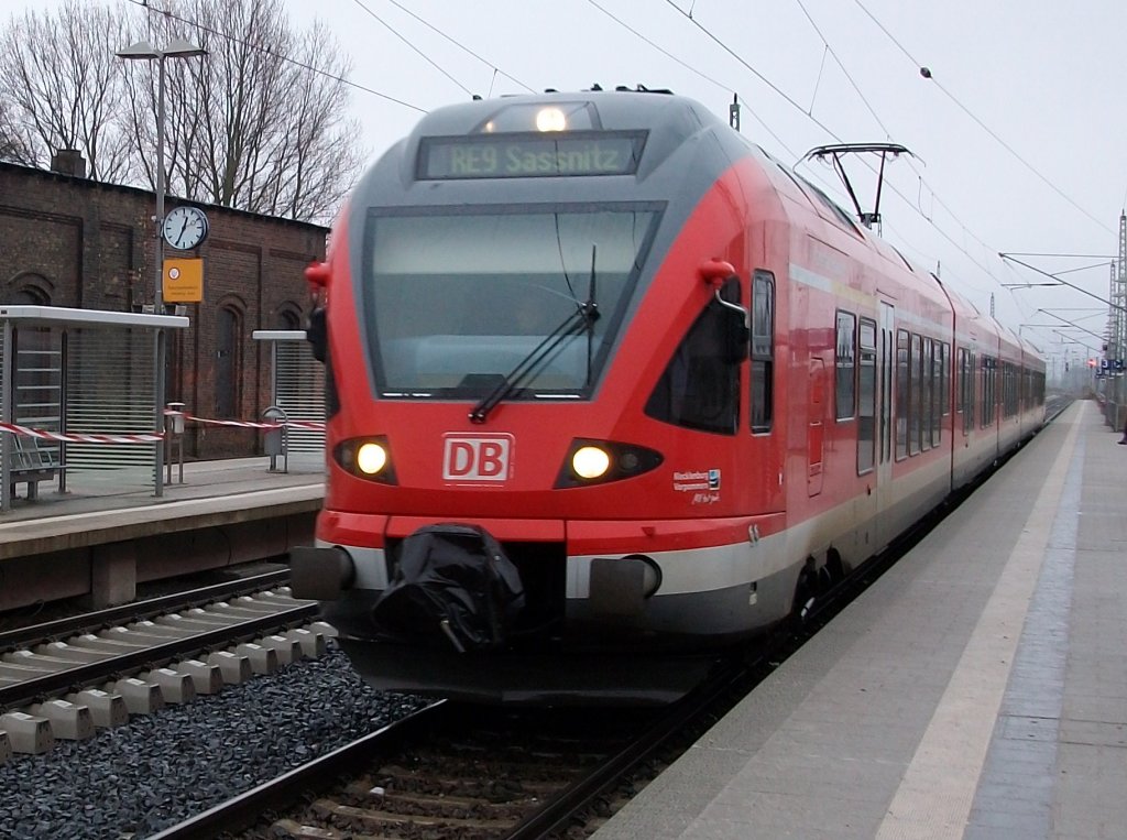 Wenige Minuten spter als der RE  13026 Binz-Stralsund am 25.Januar 2011 Bergen/Rgen verlassen hatte,kam 429 028 als RE 13009 Rostock-Sassnitz in den Bahnhof eingefahren,der wieder von einem Flirt gefahren wurde.