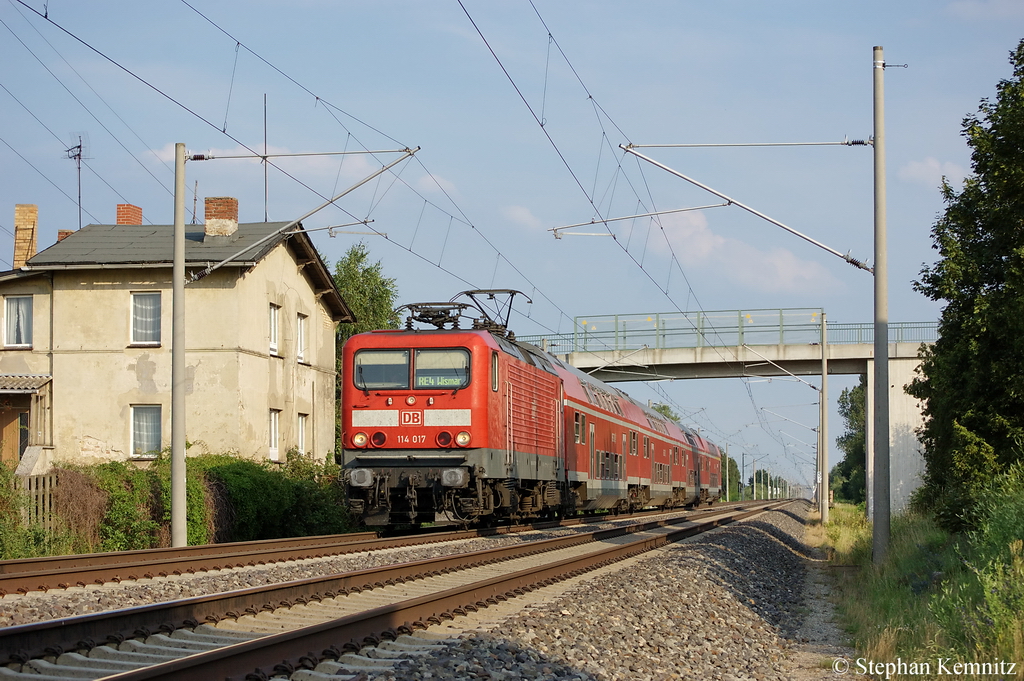 Wenige Stunden spter kam die 114 017 mit der RE4  Ersatzgarnitur  wieder durch Vietznitz gefahren und diese mal als (RE 37316) von Jterbog nach Wismar. Wegen der Vmax 120 der alten Dostos hatte der Zug zu diesem Zeitpunkt eine Versptung von 22min gehabt. 12.07.2011