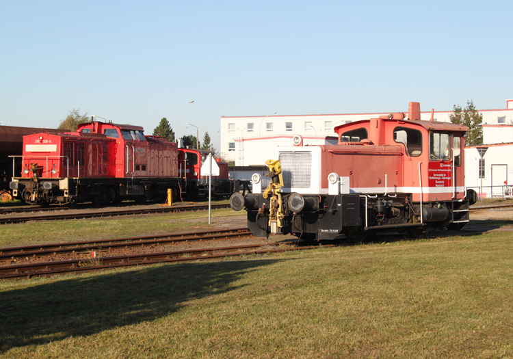Werklok III steht gemeinsam mit 298 326-6+333 006-3 abgestellt im Kombiwerk Rostock-Seehafen.16.10.2011