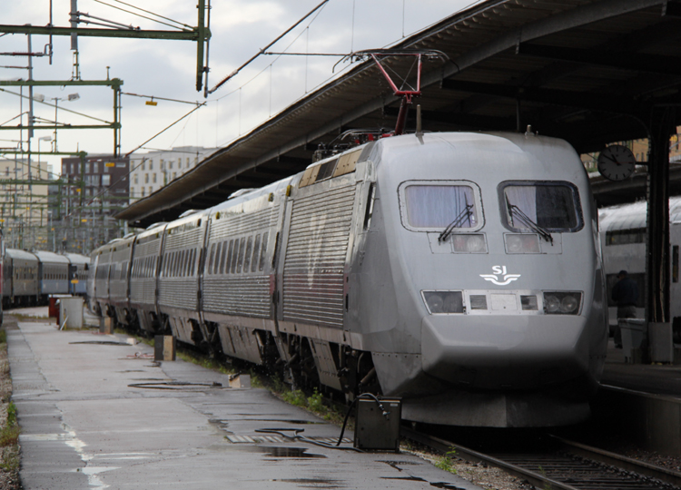 X2000 von Gteborg nach Stockholm bei der Ausfahrt im Bahnhof Gteborg.(10.08.2011)