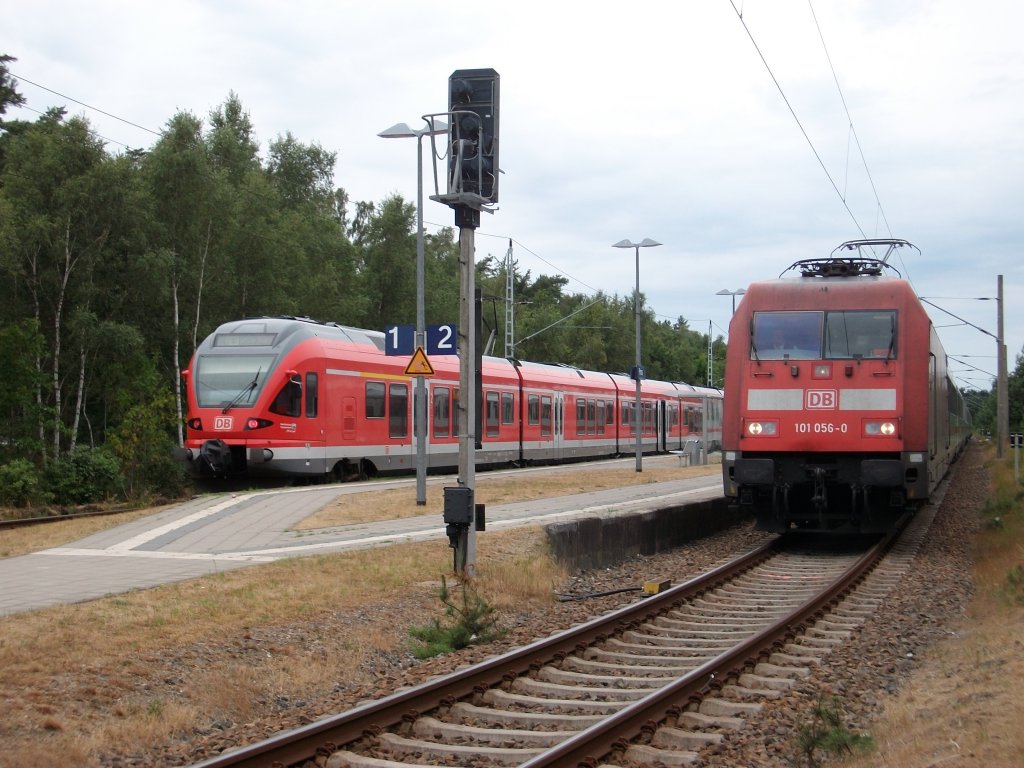 Zugkreuzung am 24.Juli 2010 in Prora.Whrend 101 056 mit dem IC Koblenz-Binz auf Ausfahrt warten mute,hatte 429 026 aus Binz nach Stralsund Einfahrt.