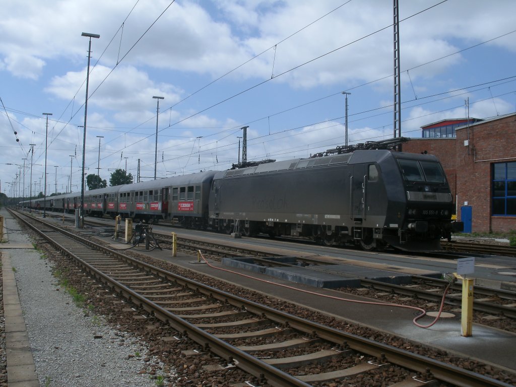 Zum DFB Pokalfinale kam,am 12.Mai 2012,auch dieser Sonderzug nach Berlin.Abgestellt wurde der Sonderzug im Abstellbahnhof Berlin Grunewald.Zuglok war 185 551-9.