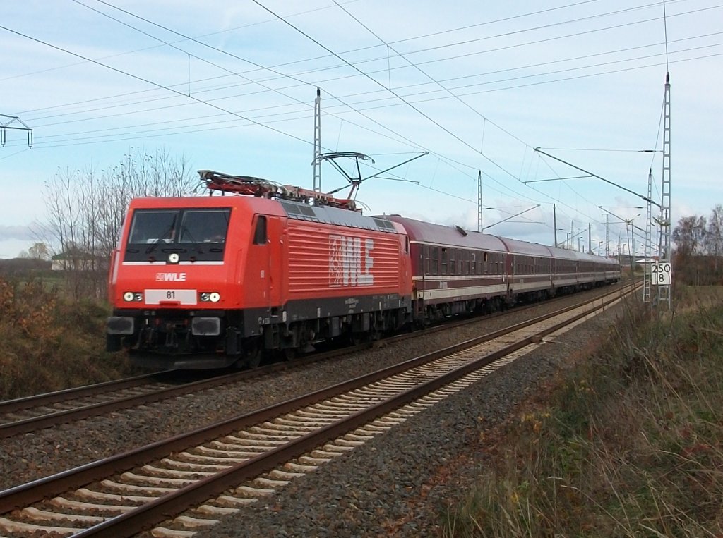 Zum letzten Mal fr 2010 kam Mller`s Saufzug Binz-Kln mit WLE-81 am 07.November 2010 bei Bergen/Rgen vorbei.