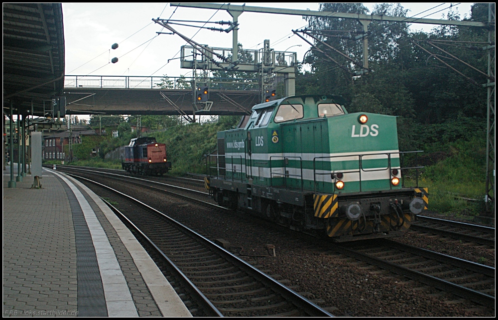Zurck nach Maschen Rb fahren die beiden V100 von LDS GmbH (293 511) und WFL (202 264) am 27.08.2011 durch Hamburg-Harburg.